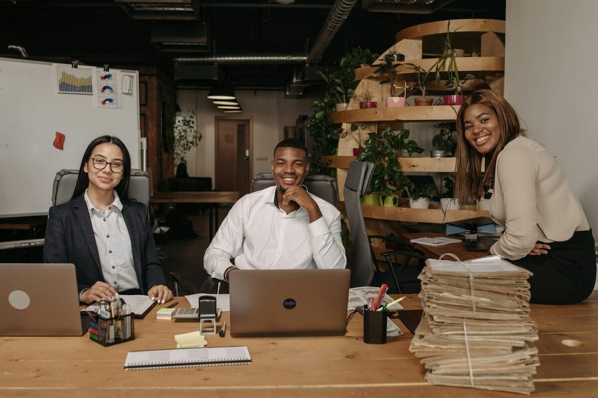 midland-managed-it-team-office-support A pleasant, bright, modern corporate office in West Texas with an business team collaborating productively on laptops under natural light